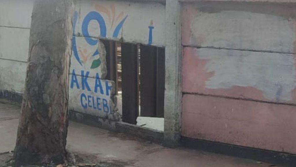 Tembok Pembatas Rel di Jatinegara Dilubangi, Diduga Jadi Akses Prostitusi